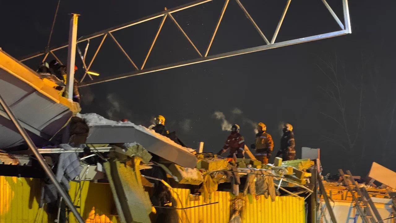 Фото Опубликованы новые кадры с места обрушения торгового центра в Новосибирске 10